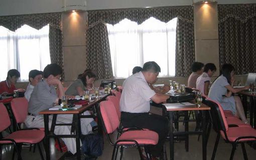 “十一五”中國制造業(yè)信息化技術(shù)及其標(biāo)準(zhǔn)化發(fā)展研討會(huì)暨2004年全國工業(yè)自動(dòng)化系統(tǒng)與集成標(biāo)準(zhǔn)化技術(shù)委員會(huì)年會(huì)及工業(yè)機(jī)器人標(biāo)準(zhǔn)劃分技術(shù)委員會(huì)換屆會(huì)，各參會(huì)人員聽取演講人員的報(bào)告，吸取經(jīng)驗(yàn)